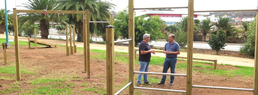 Los concejales de Urbanismo José Manuel Santana y de Infraestructuras Juan Jiménez durante la visita hoy al Parque de El Bardo donde se han renovado los aparatos de calistenia