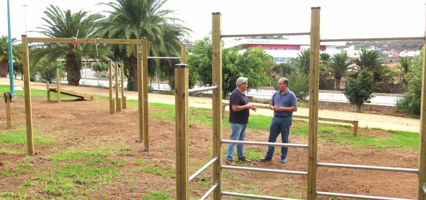 Los concejales de Urbanismo José Manuel Santana y de Infraestructuras Juan Jiménez durante la visita hoy al Parque de El Bardo donde se han renovado los aparatos de calistenia
