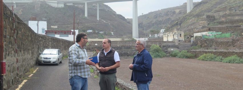 Los concejales de Urbanismo y Aguas, José Manuel Santana, y de Vías y Obras, Juan Jiménez, junto al representante de la empresa Aqualia durante la visita a San Felipe