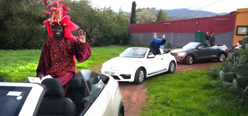 Los pajes reales durante su visita a las medianías de Guía este viernes (1)