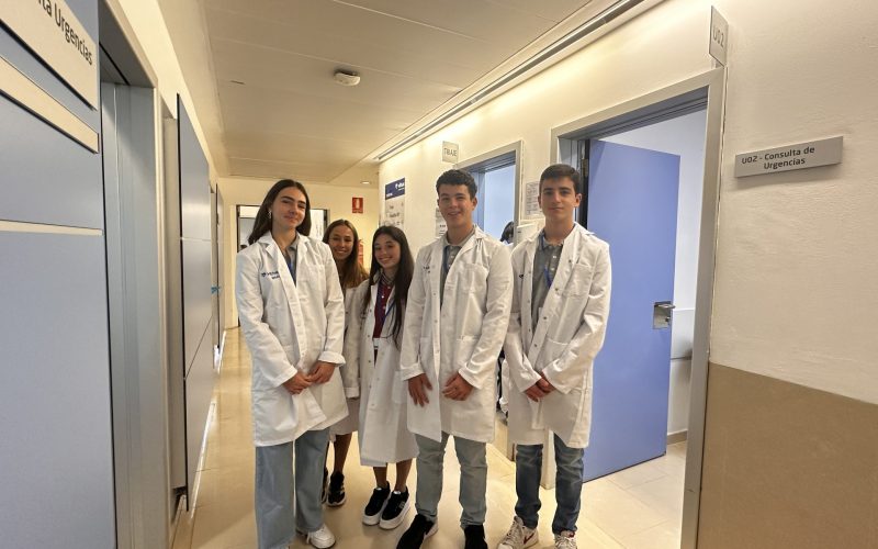 Los participantes en este Vithas Aula Salud Colegios aprendieron en urgencias qué es un triaje y cómo se coloca un vendaje entre otras cuestiones