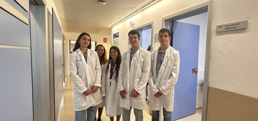 Los participantes en este Vithas Aula Salud Colegios aprendieron en urgencias qué es un triaje y cómo se coloca un vendaje entre otras cuestiones