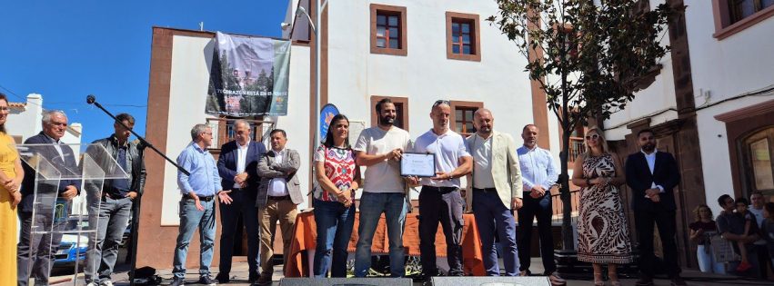 Los responsables del Aula de la Naturaleza Néstor López y Saúl Lugo junto a la concejala de Turismo recibiendo el premio en Artenara