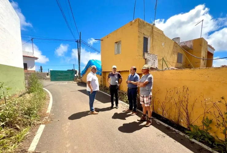 Los Responsables Municipales Durante La Visita A La Peñilla, En Las Medianías Del Municipio.