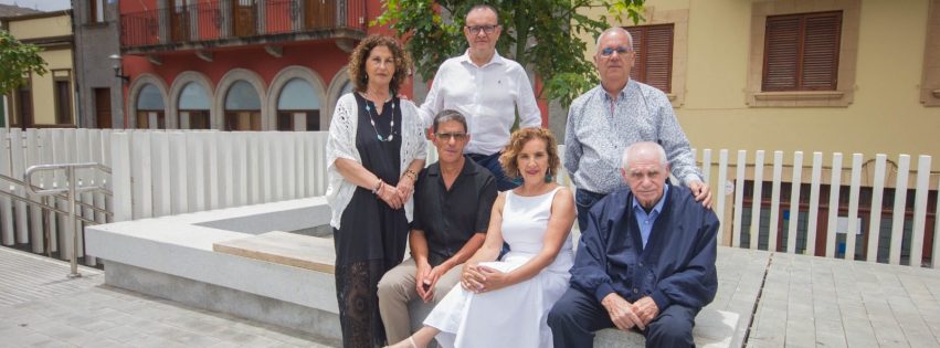 Los trabajadores municipales protagonistas del Pregón Coral de las Fiestas de La Virgen 2025 en la Plaza Chica frente a las Casas Consistoriales