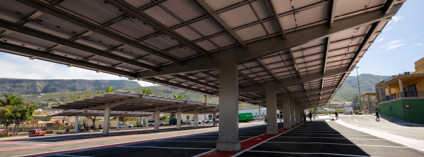 Marquesina fotovoltaica en el aparcamiento de la Ciudad Deportiva Venancio Monzón de San Isidro