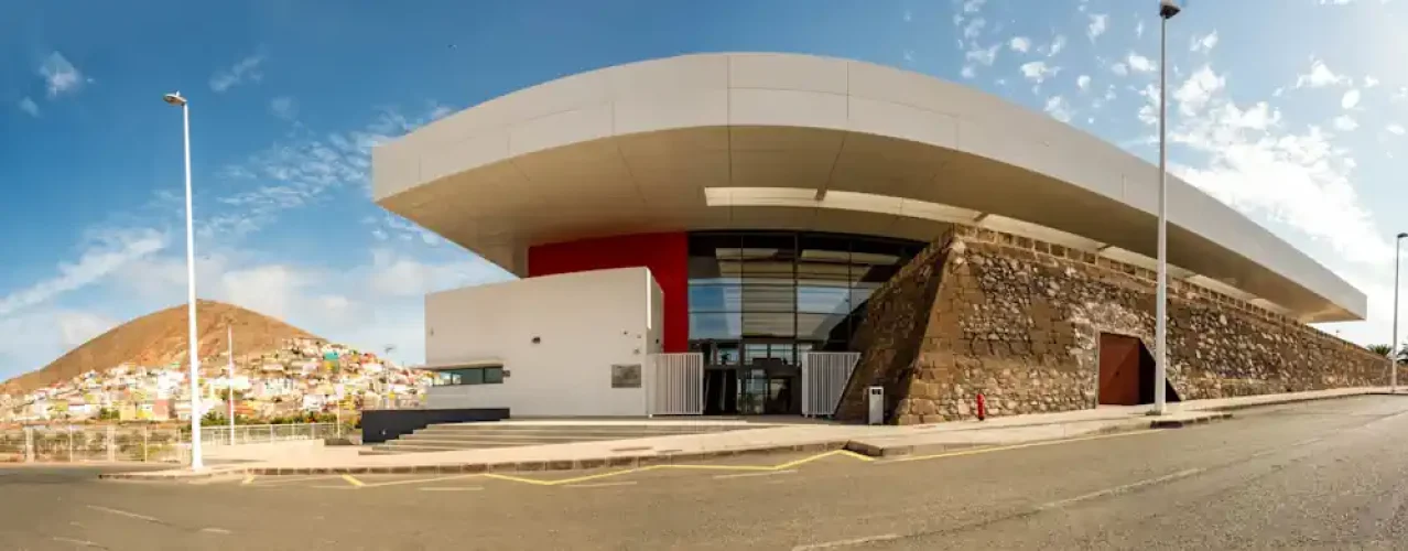 Mercado De Guía Con El Pico De La Atalaya Al Fondo