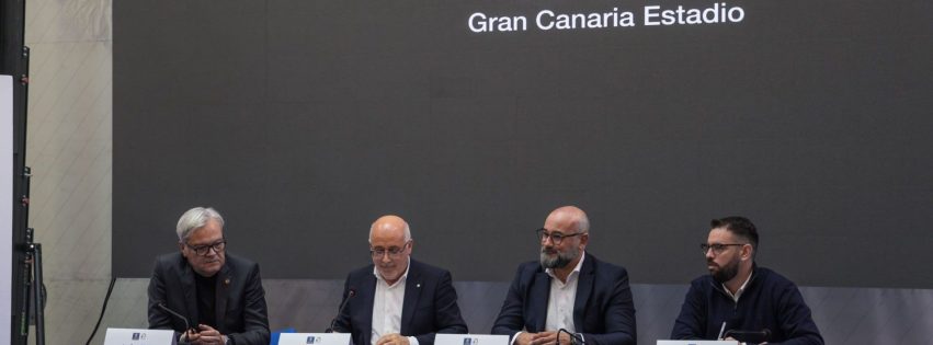 Miembros del jurado tras hacer puìblico el proyecto ganador