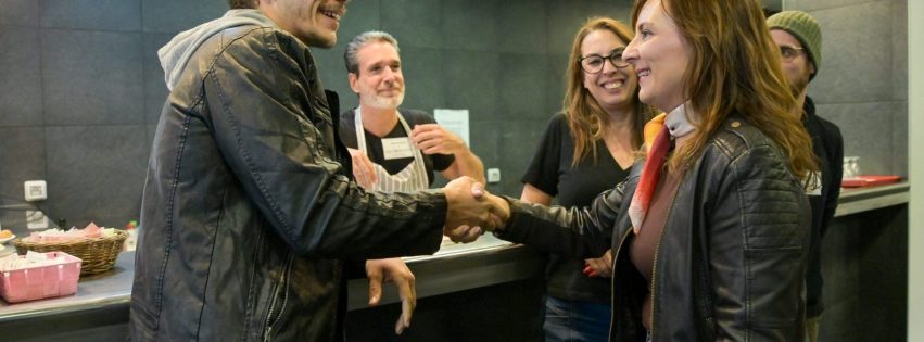 Nieves Lady Barreto saluda a los actores que participan en el simulacro