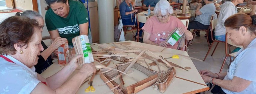 Participantes en el taller de cestería de ristra y cordelería durante una salida a la Cueva Pintada organizada por el Centro de Mayores de Guía