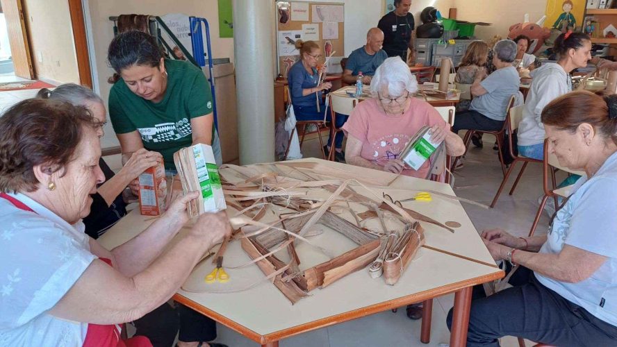 Participantes en el taller de cestería de ristra y cordelería durante una salida a la Cueva Pintada organizada por el Centro de Mayores de Guía