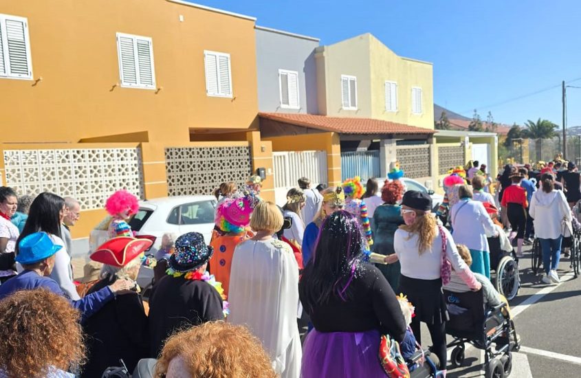 Pasacalles del Carnaval de la Residencia Genoveva Pérez y Centro de Día