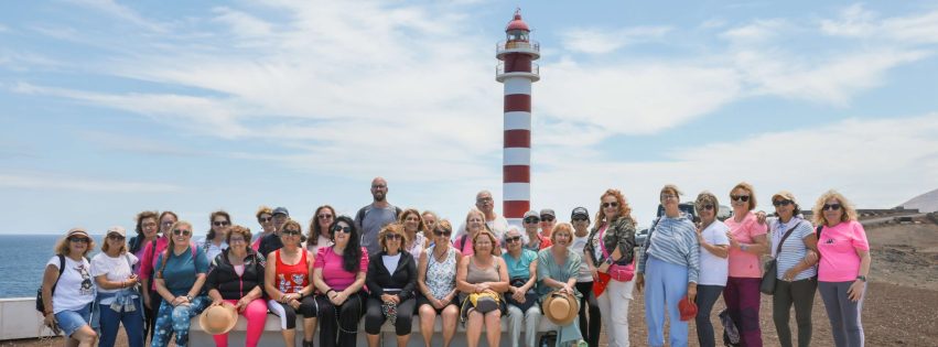 Personas mayores de Gáldar se fotografían en el Faro de Sardina