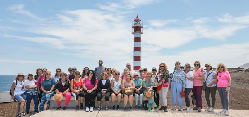 Personas mayores de Gáldar se fotografían en el Faro de Sardina