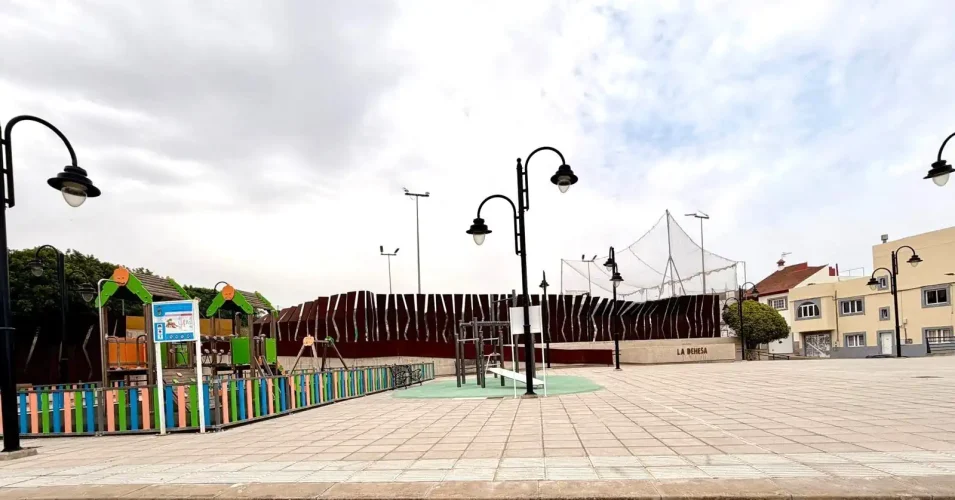 Plaza Antonio Padrón Padrón En El Barrio De La Dehesa.