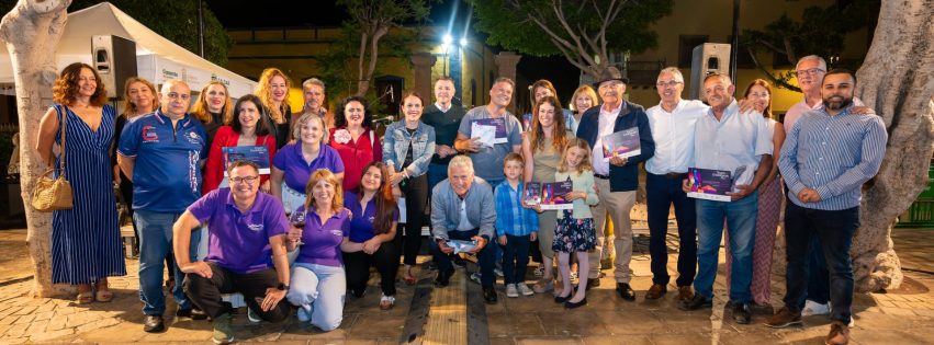 Premiados en el Joyas Enológicas junto a la corporación municipal y al jurado en la Plaza de Santiago durante la noche de vinos y pinchos