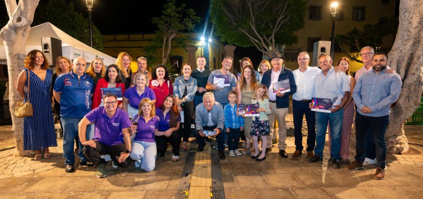 Premiados en el Joyas Enológicas junto a la corporación municipal y al jurado en la Plaza de Santiago durante la noche de vinos y pinchos