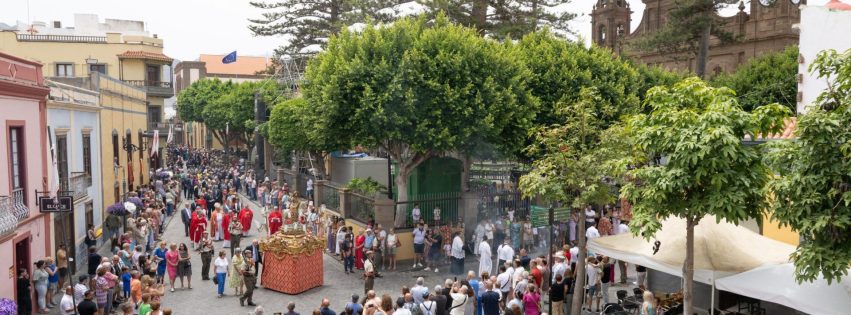 Procesión de Santiago en el entorno de la Plaza Procesión de Santiago en el entorno de la Plaza
