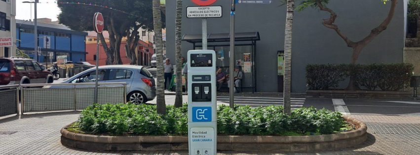 Punto de recarga de vehículos eléctricos junto al centro de salud del casco