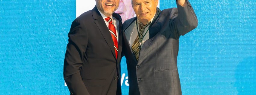 Ramón Valentín Vega Medina recibe la Medalla de Plata de Gáldar en 2024 de la mano de Teodoro Sosa