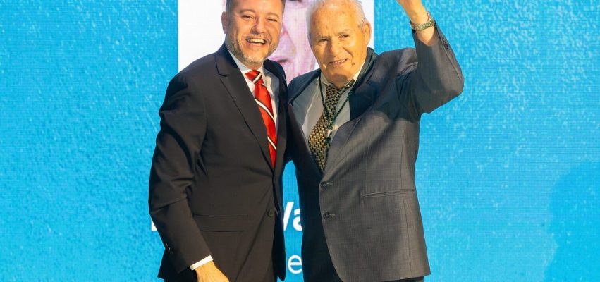 Ramón Valentín Vega Medina recibe la Medalla de Plata de Gáldar en 2024 de la mano de Teodoro Sosa