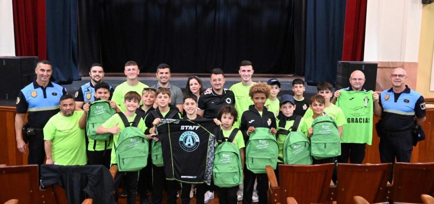 Recepción de la corporación municipal y la Policía Local al equipo alevín del Atlético Ciudad Paiporta