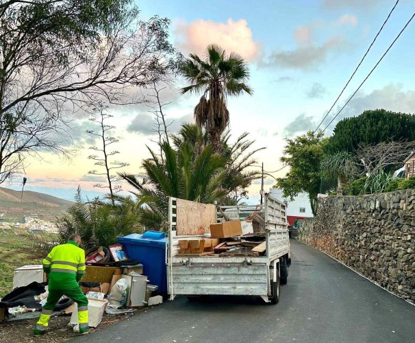 Recogida de enseres y trastos hoy miércoles en el barrio de Anzo