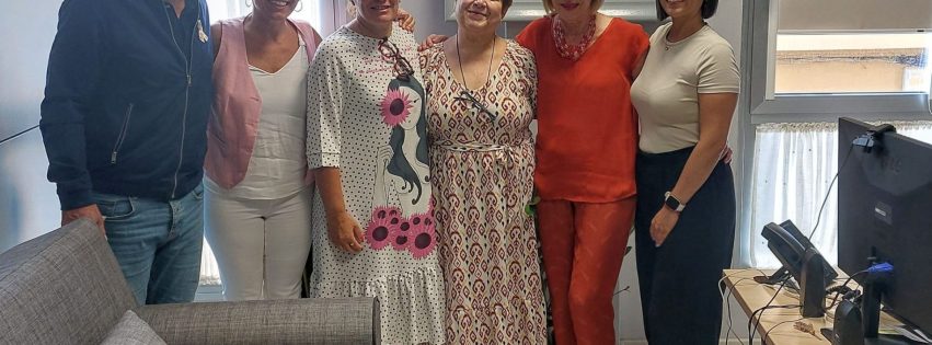 Reunión de los servicios sociales municipales con la AECC