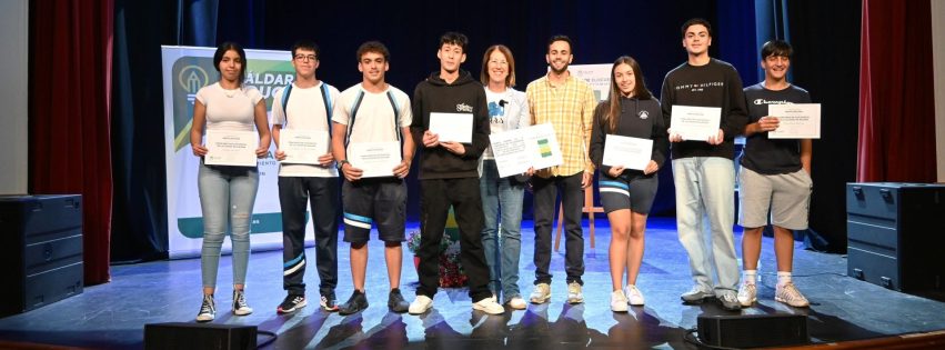 Rita Cabrera y Javier Amador en el centro junto a los siete finalistas del II Concurso de Elocuencia