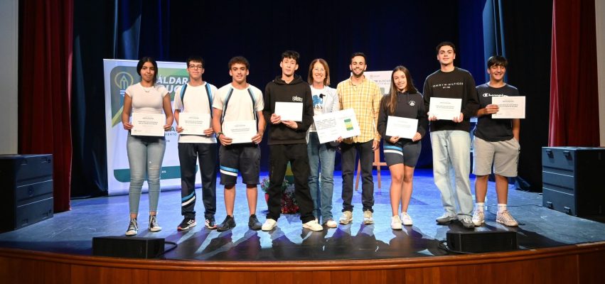 Rita Cabrera y Javier Amador en el centro junto a los siete finalistas del II Concurso de Elocuencia