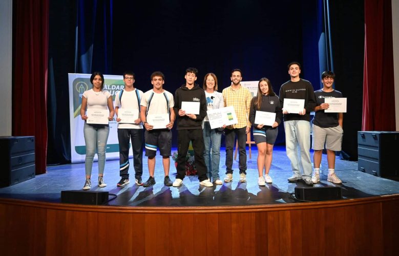 Rita Cabrera y Javier Amador en el centro junto a los siete finalistas del II Concurso de Elocuencia