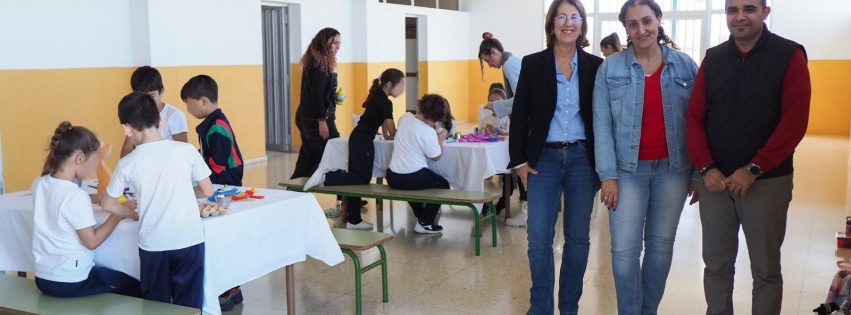 Rita Cabrera y Oliver Díaz, con la directora del CEIP Sardina, Marina Ruiz -centro- en la primera sesión de El Atelier