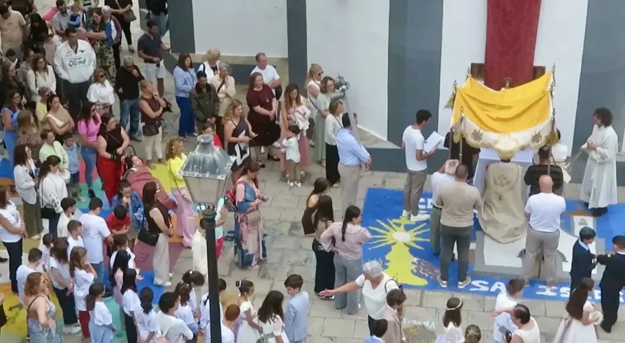 San Isidro Se Engalanó Con Sus Tradicionales Alfombras Para Celebrar El Corpus Christi