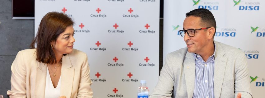 Sara Mateos e Isaac Diaz en el presentación de mochilas llenas