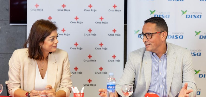 Sara Mateos e Isaac Diaz en el presentación de mochilas llenas