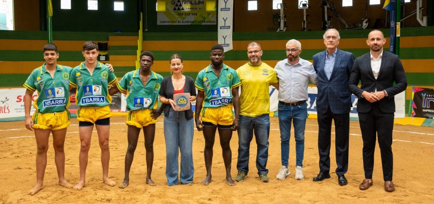 Sira Rego en el centro y Julio Mateo Castillo a la derecha en la visita de la ministra a las instalaciones del CL Unión Gáldar