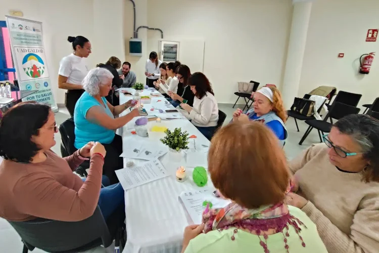 Taller 'entre Libros Y Lanas' Del Programa Educadores De Calle