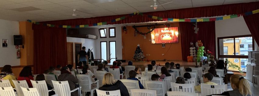 Tarde de cine navideño en la Asociación de Vecinos El Labrador de San Isidro (1)
