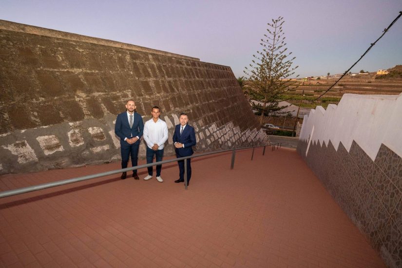 Teodoro Sosa, Julio Mateo y Eleazar Rodríguez, en el tramo de la calle Médico Rosas Fossas recién renovada