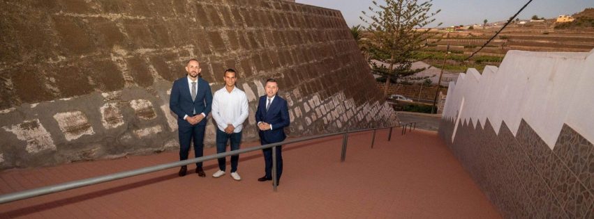 Teodoro Sosa, Julio Mateo y Eleazar Rodríguez, en el tramo de la calle Médico Rosas Fossas recién renovada