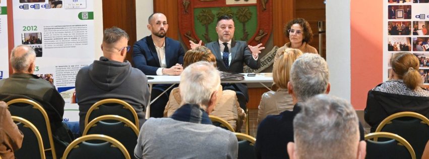 Teodoro Sosa, Julio Mateo y Nuria Vega, con representantes de las Asociaciones de Vecinos