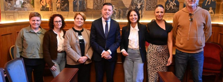 Teodoro Sosa, María Candelaria Márquez y Ana Teresa Mendoza, en el centro, junto a personal de la Fundación IDEO Teodoro Sosa, María Candelaria Márquez y Ana Teresa Mendoza, en el centro, junto a personal de la Fundación IDEO