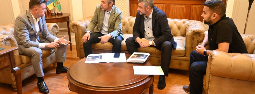 Teodoro Sosa Narvay Quintero Esteban Cipriano Reyes y Ulises Miranda en la reunión en las Casas Consistoriales de Gáldar