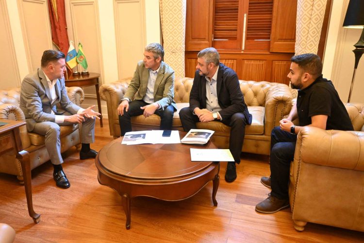 Teodoro Sosa Narvay Quintero Esteban Cipriano Reyes Y Ulises Miranda En La Reunión En Las Casas Consistoriales De Gáldar