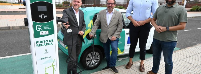 Teodoro Sosa Raúl García Brink Julio Mateo y Ulises Miranda -de izq a der- en el nuevo punto de recarga de vehículos eléctricos en El Agujero