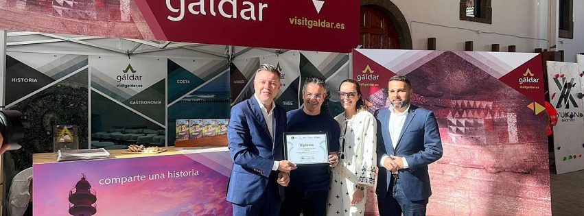 Teodoro Sosa Ulises Miranda y Ruth Pérez entregan la distinción a Oliver Oliva 4