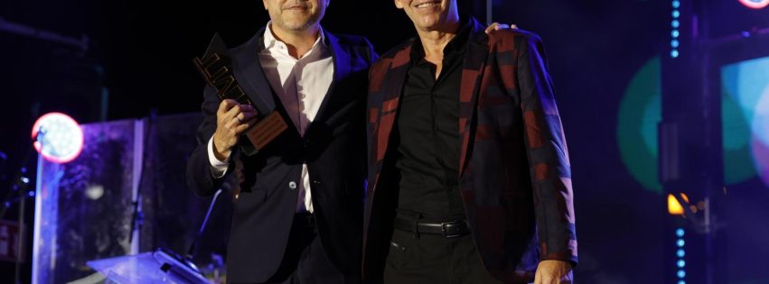 Teodoro Sosa a la izquierda en la entrega del reconocimiento de MMT Award