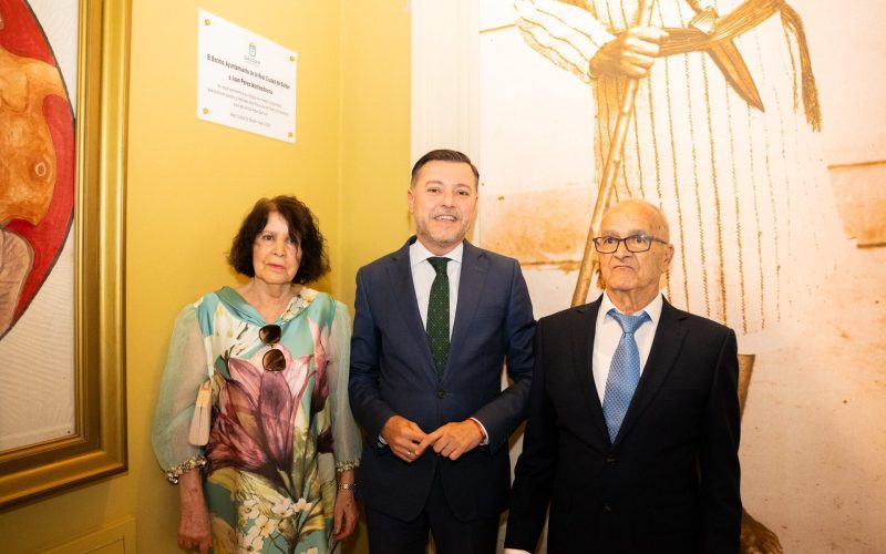 Teodoro Sosa a su derecha Juan Pérez y a su izquierda Flora esposa de Juan junto a la placa en el Teatro Consistorial