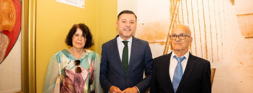 Teodoro Sosa a su derecha Juan Pérez y a su izquierda Flora esposa de Juan junto a la placa en el Teatro Consistorial