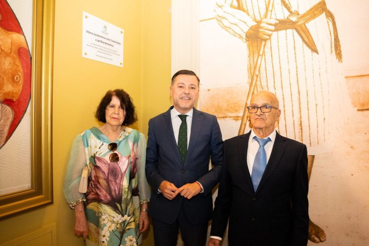 Teodoro Sosa A Su Derecha Juan Pérez Y A Su Izquierda Flora Esposa De Juan Junto A La Placa En El Teatro Consistorial